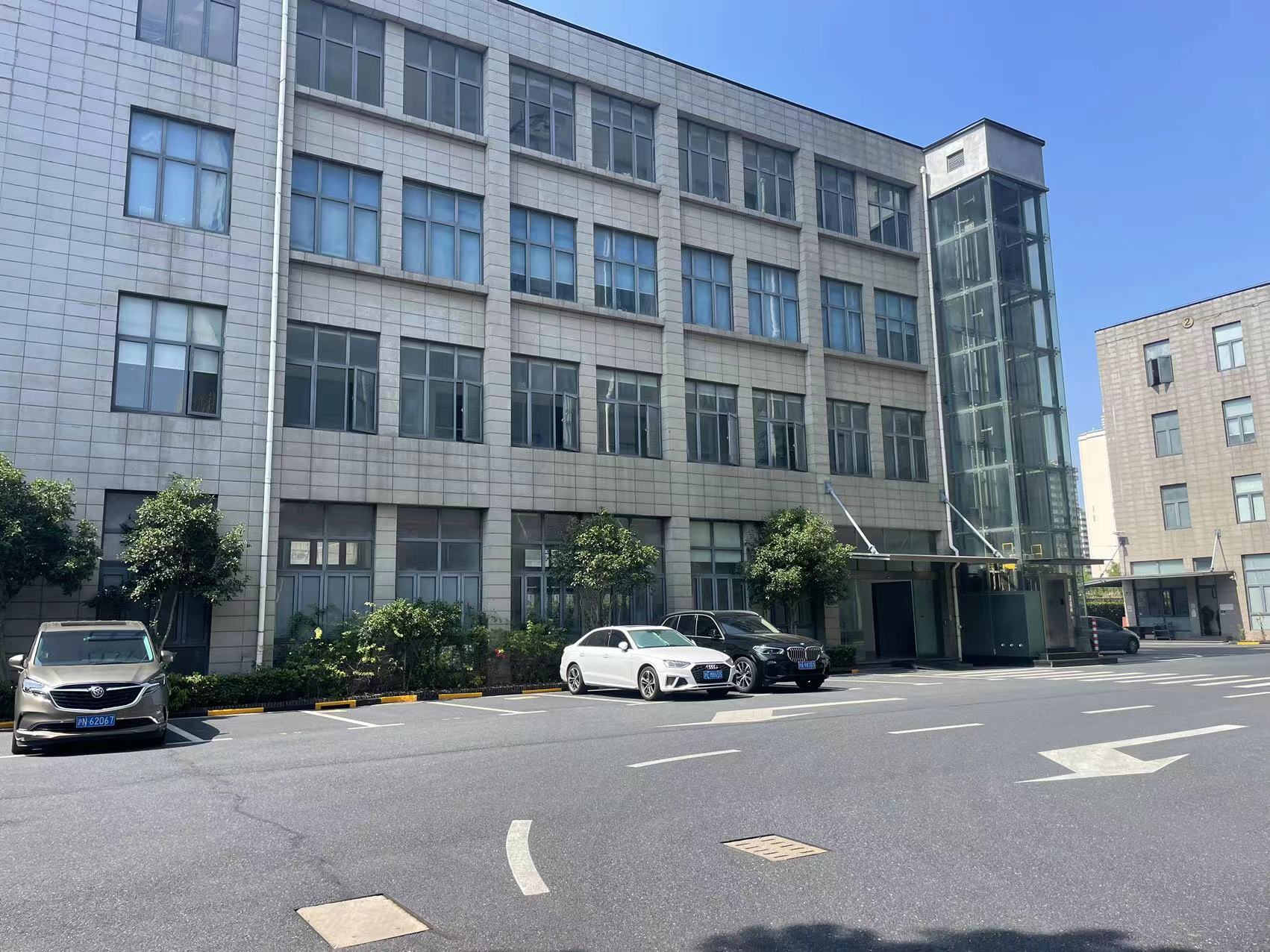 浦东金桥外环旁 一楼楼上各2500 可分 招研发检测组装仓库