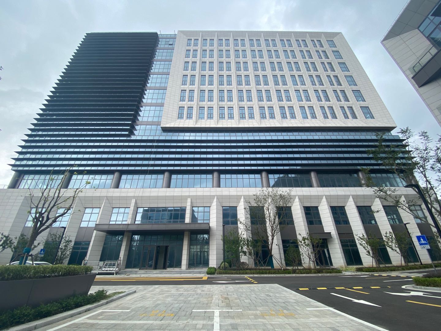 张江科学城，地铁口，一楼6百平5米高，楼上1千平起整层2千平
