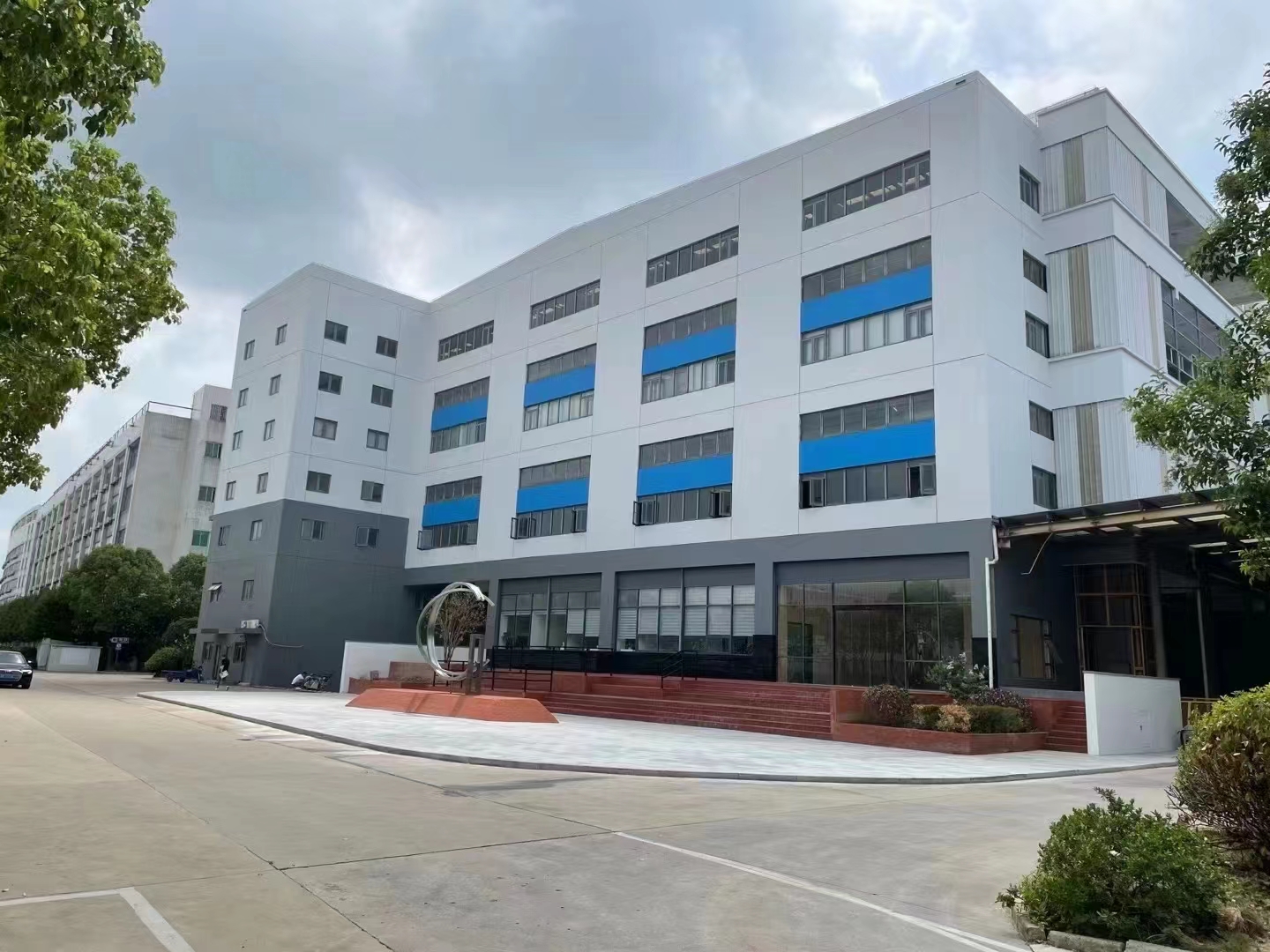 康桥！11号地铁康新公路毗邻，一楼无地下室，4千平7米高可分