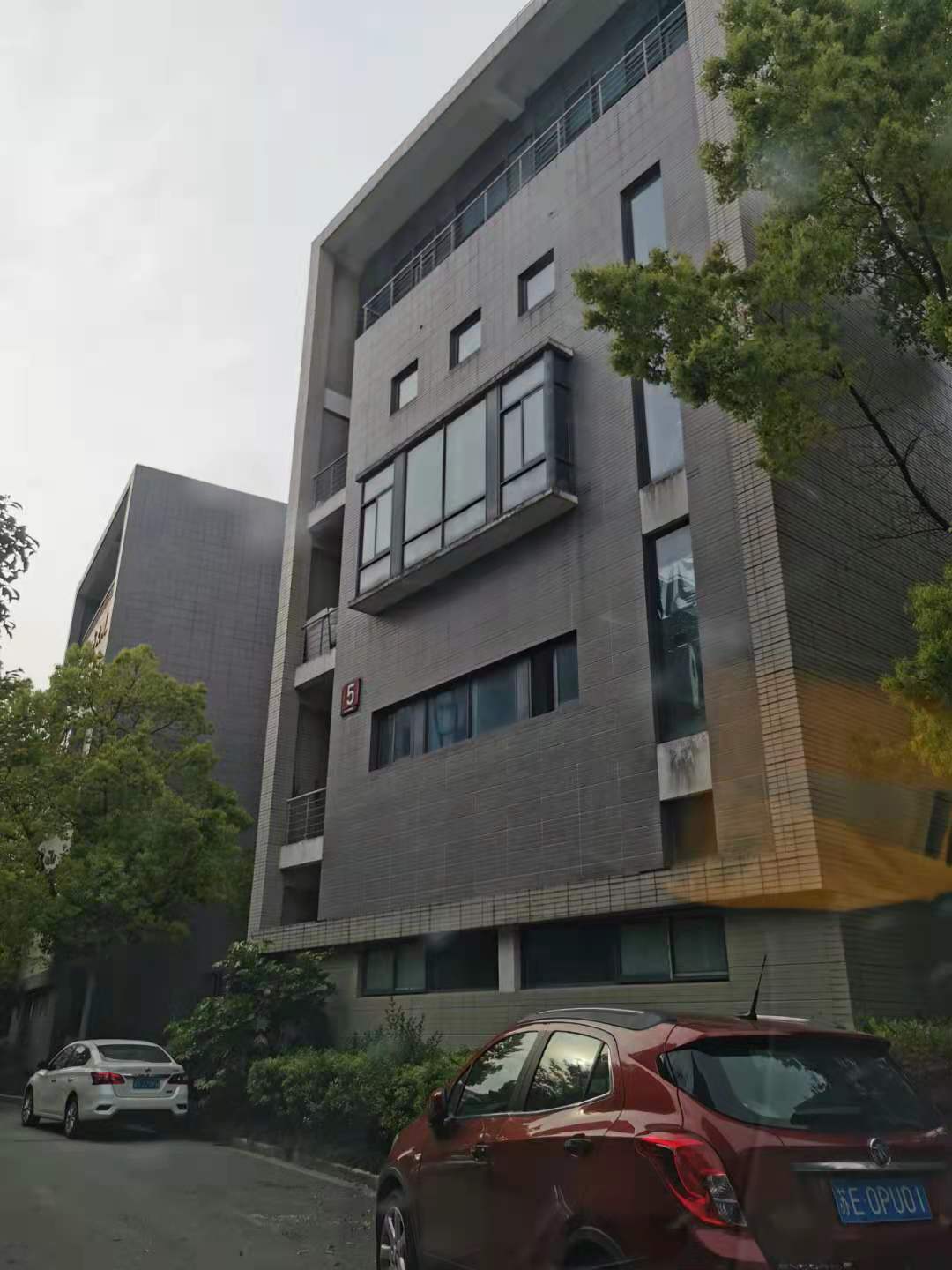 浦东张江金桥康桥，独栋三层研发厂房大小可分可环评 一楼高5米