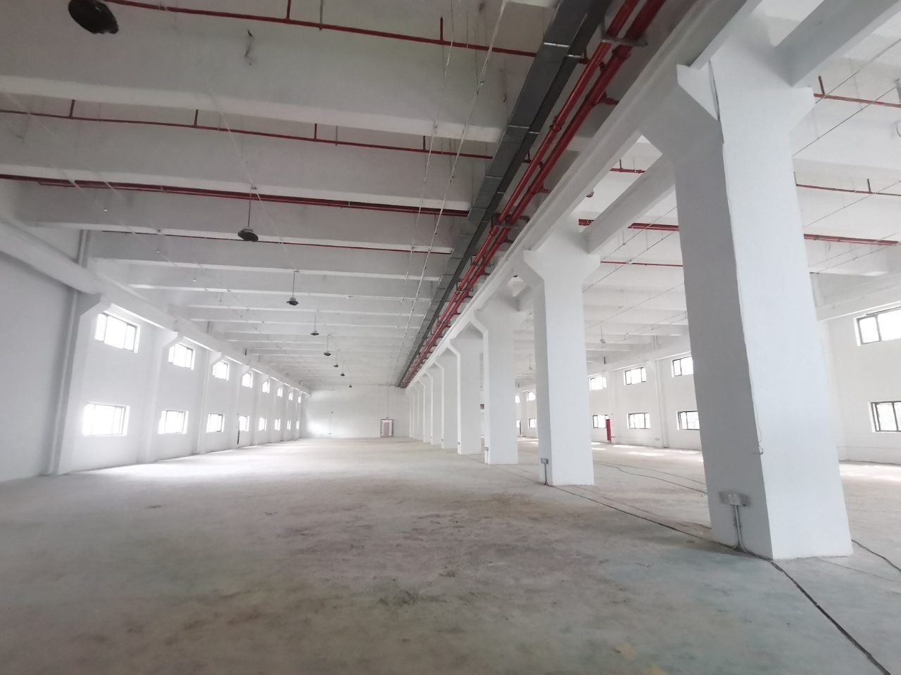 浦东金桥，中环地铁口。8至5米高研发组装检测办公展示，可办环评