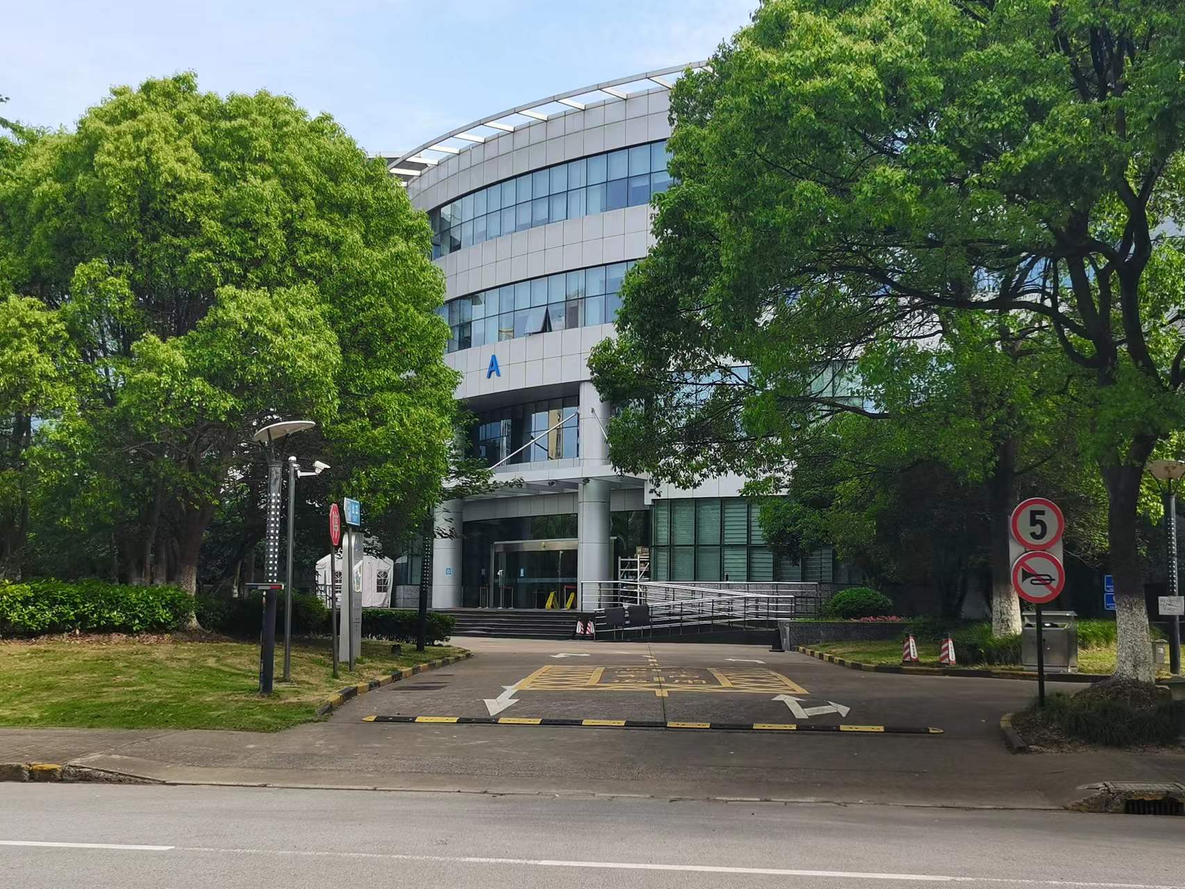 张江华虹科技园，1200平，2号线张江高科站，园区环境很优美